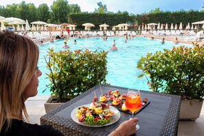 供应早餐和晚餐，披萨饼