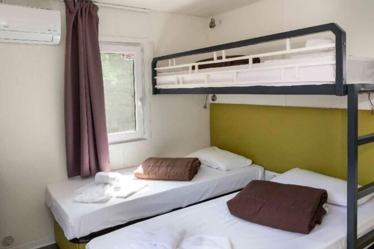 Cortinas blackout, berços (sobretaxa), Wi-Fi de cortesia, roupa de cama