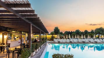 Alberca al aire libre por temporada y sombrillas en la alberca