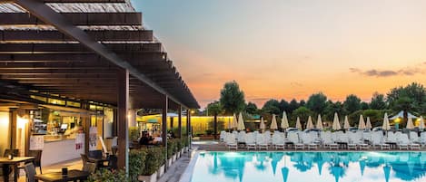 Piscine extérieure (ouverte en saison), parasols de plage