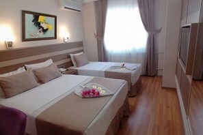 Hypo-allergenic bedding, minibar, in-room safe, individually decorated - Sembol Hotel (Istanbul)