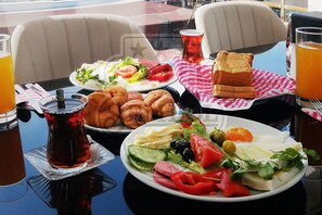  بوفيه فطور مجانًا يوميًا