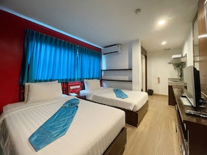 Deluxe Room Twin Beds with Window | Zimmersafe, Schreibtisch, kostenloses WLAN, Bettwäsche