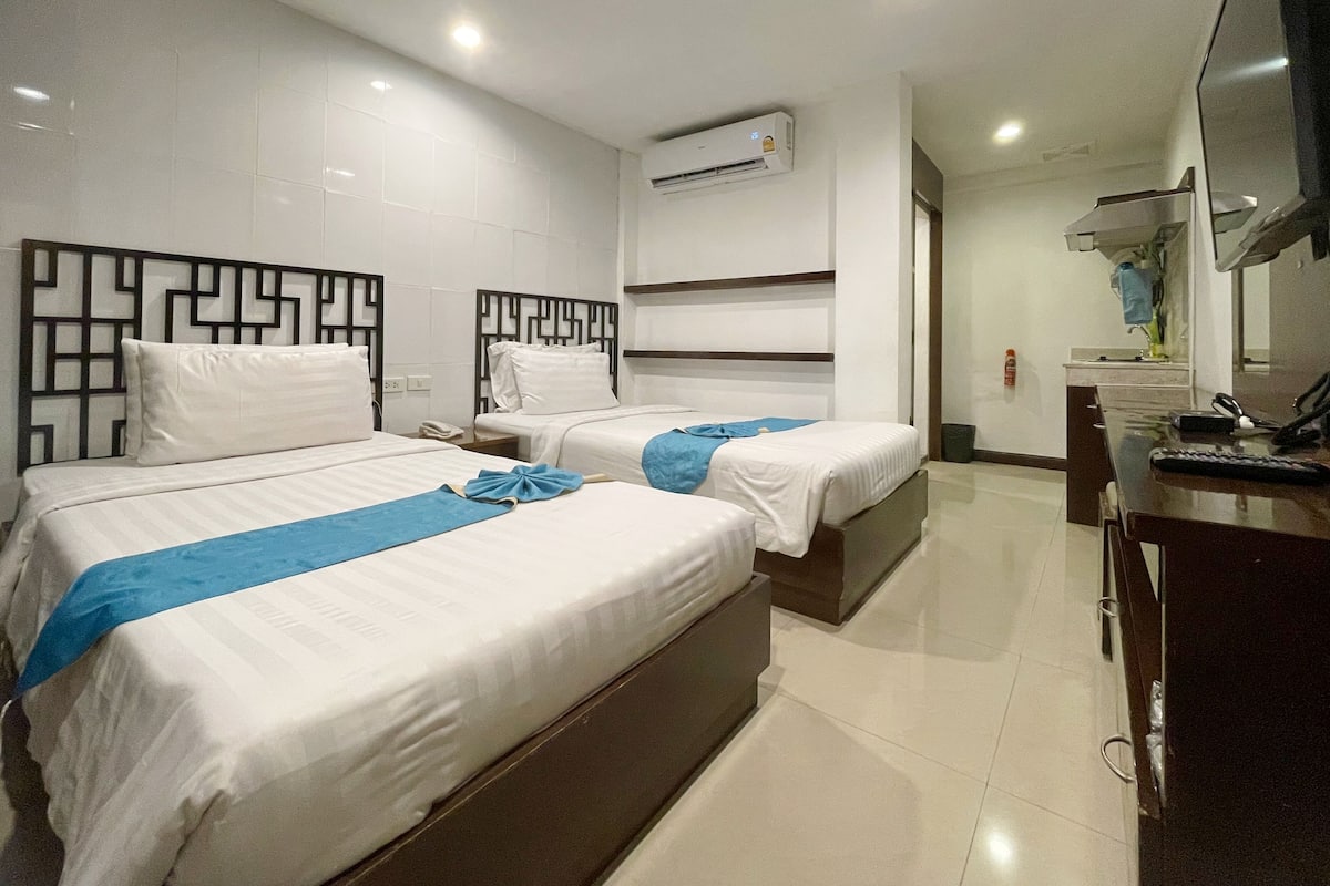 Deluxe Room Twin Beds, No Windows | Een kluis op de kamer, een bureau, gratis wifi, beddengoed