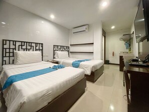 Deluxe Room Twin Beds, No Windows | Brankas, meja kerja, Wi-Fi gratis, dan seprai linen