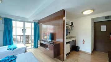 Deluxe Room Twin Beds, Balcony | City view