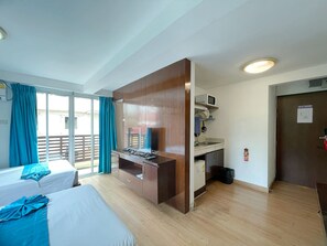 Deluxe Room Twin Beds, Balcony | Θέα σ την πόλη