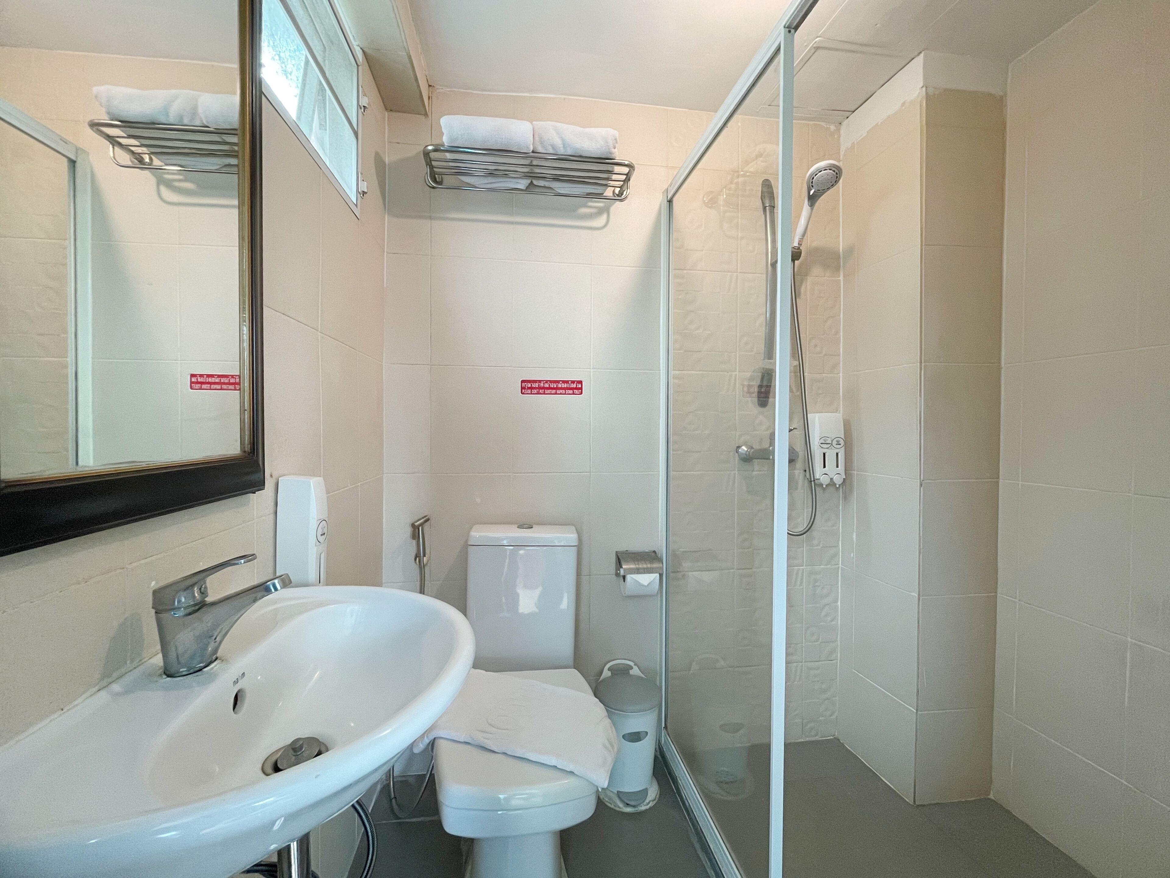 Deluxe Room Twin Beds, Balcony | Baño | Ducha, artículos de higiene personal gratuitos y secador de pelo