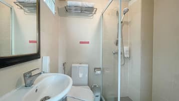 Deluxe Room Twin Beds, Balcony | Baño | Ducha, artículos de higiene personal gratuitos y secador de pelo