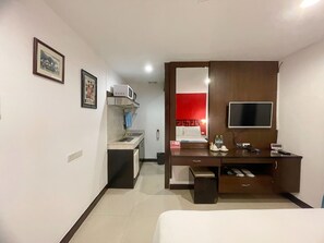 Deluxe Room Queen Bed, No Windows | Χρηματοκιβώτιο στο δωμάτιο, γραφείο, δωρεάν Wi-Fi, κλινοσκεπάσματα 
