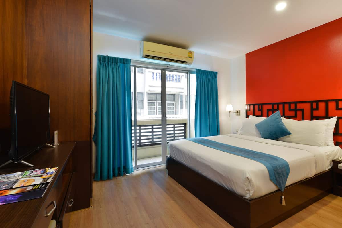 Deluxe Room Queen Bed, Balcony | Een kluis op de kamer, een bureau, gratis wifi, beddengoed