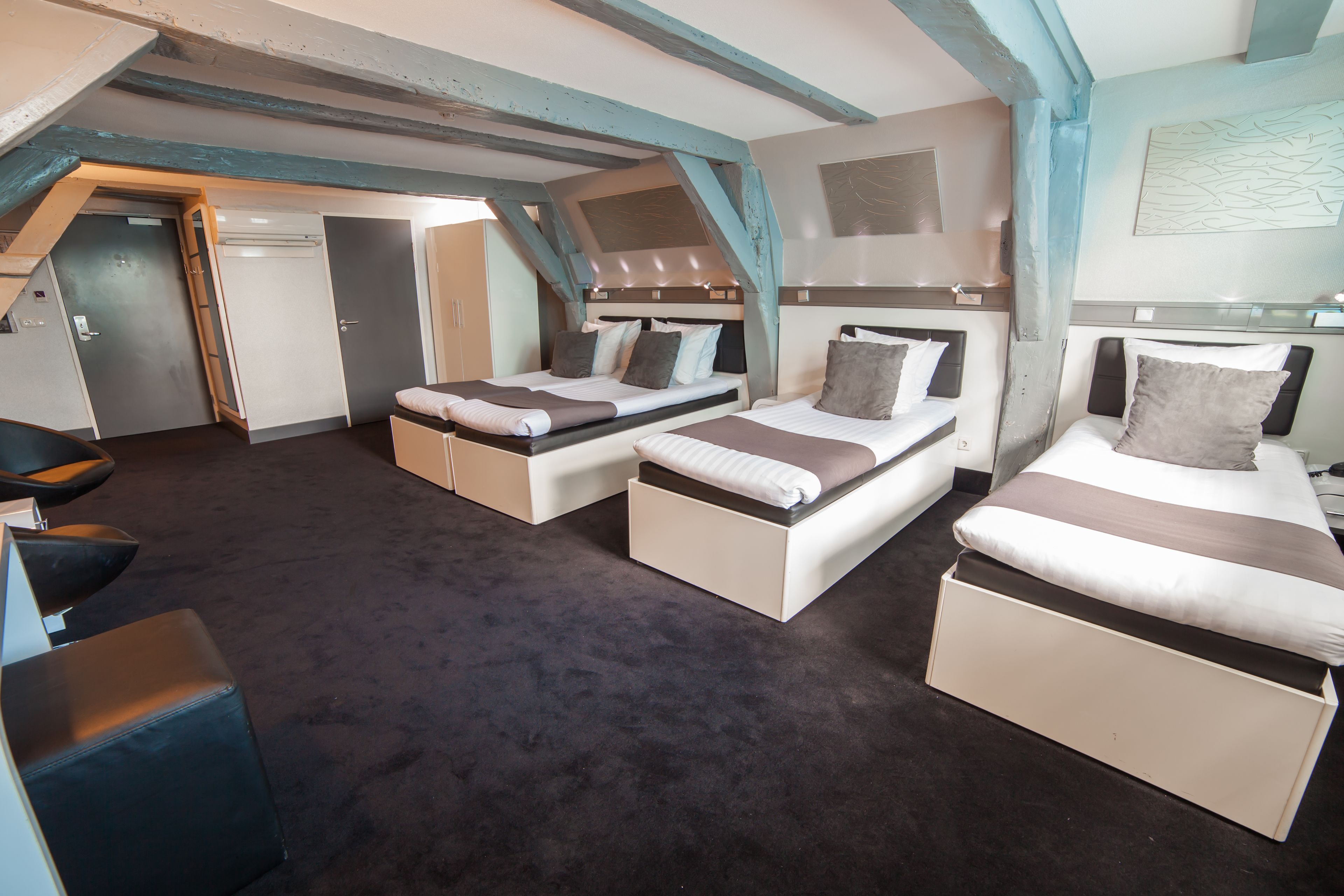 Een kamer met twee bedden, een bureau en een stoel.