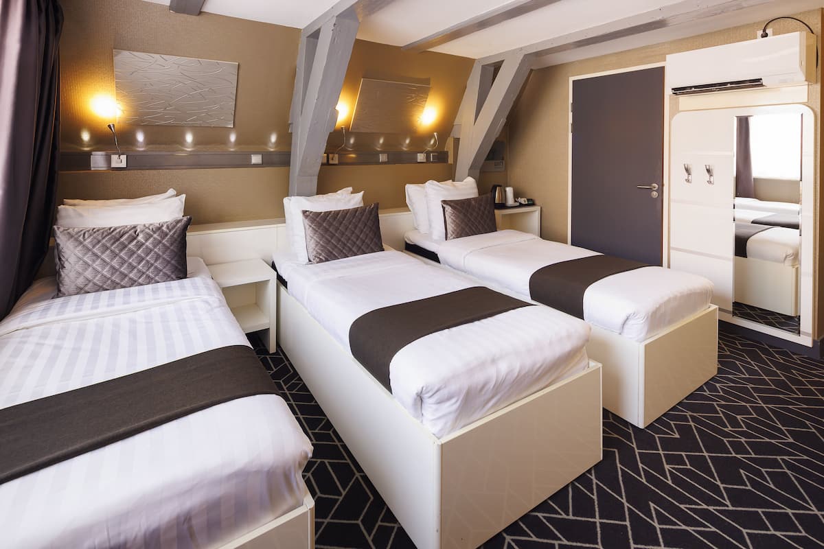 Family Room Triple | Een kluis op de kamer, individueel gedecoreerd, individueel gemeubileerd