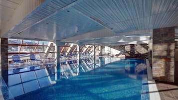 Una piscina cubierta, una piscina al aire libre