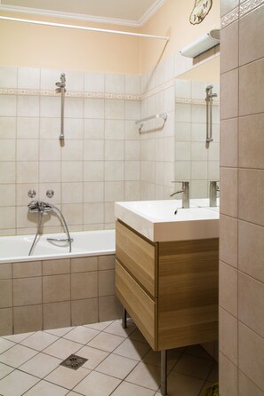 Apartamento Deluxe, 1 quarto | Banheiro | Chuveiro/banheira combinados, banheira de imersão, secador de cabelo 