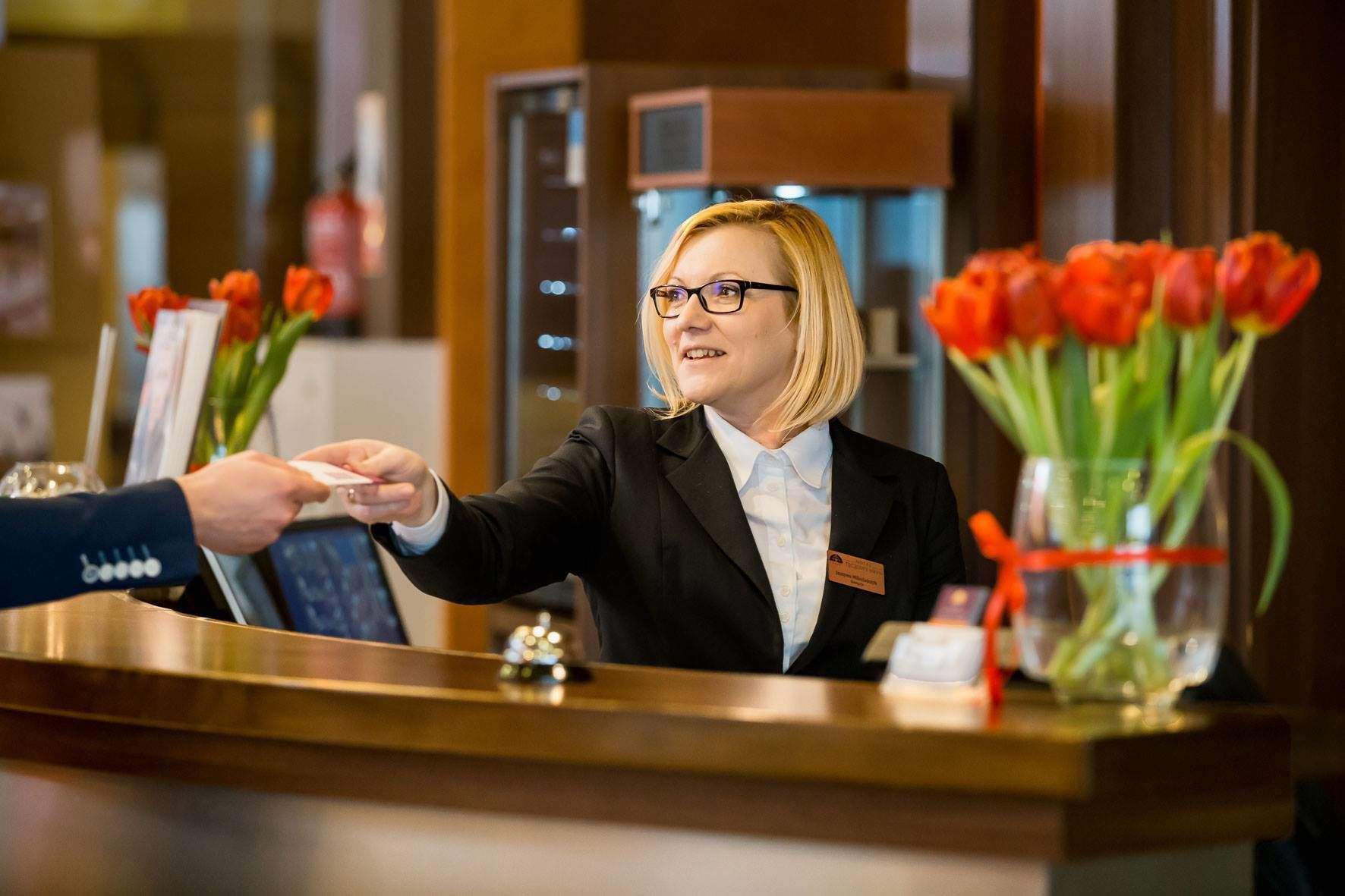 ฝ่ายต้อนรับ