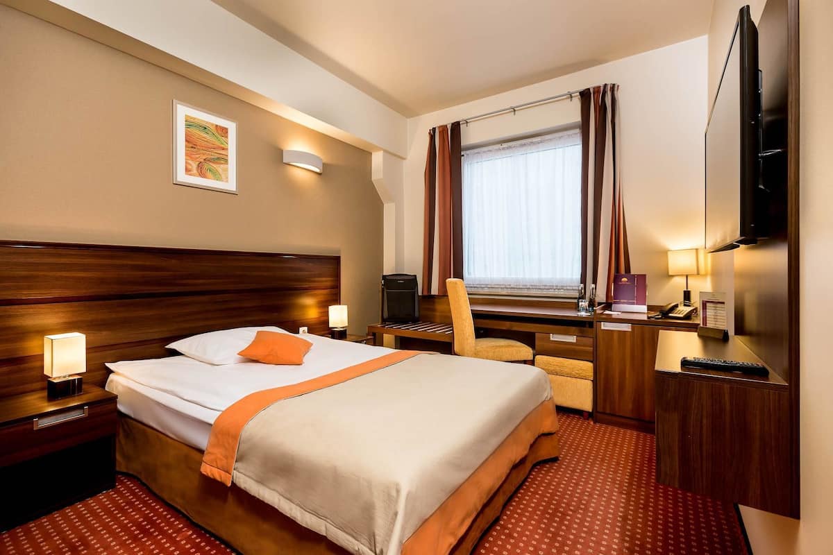 Single Room | Minibar, in-room safe, desk, laptop workspace