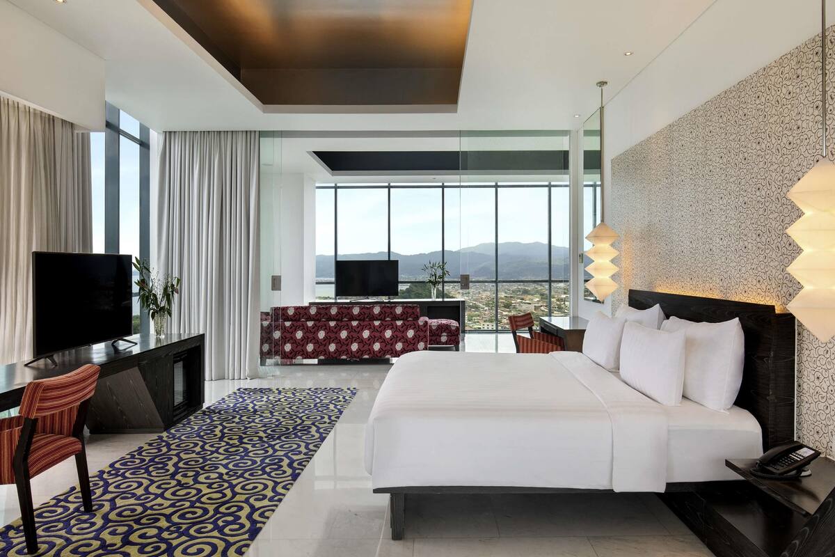 Penthouse, 1 Bedroom, Ocean View | Premium bedding, minibar, in-room safe, desk