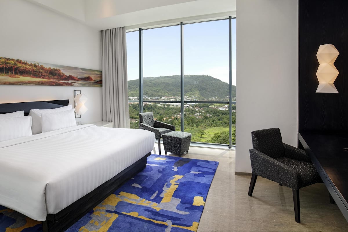 Quarto executivo, 1 cama King, vista para a montanha | Roupas de cama premium, frigobar, cofres nos quartos, escrivaninha