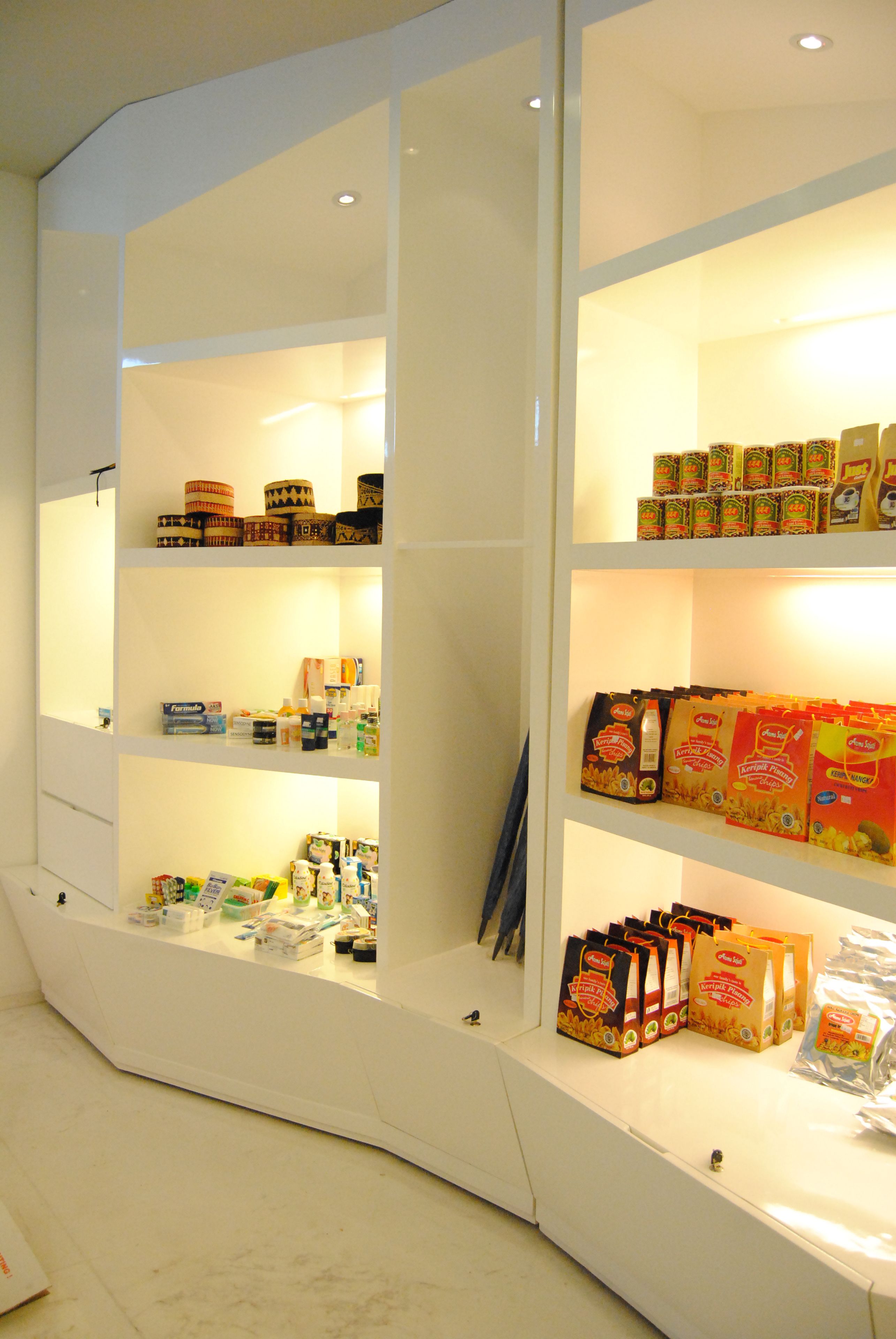 Une variété de produits alimentaires exposés sur les étagères d’un magasin.