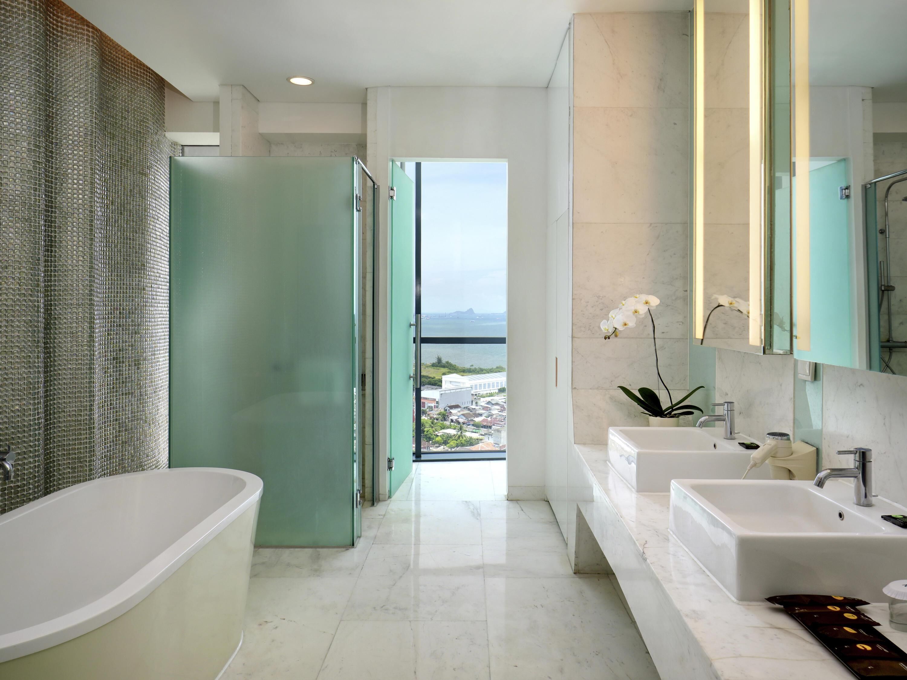 executive suite, 1 king bed | premium bedding, minibar, in-room safe, desk