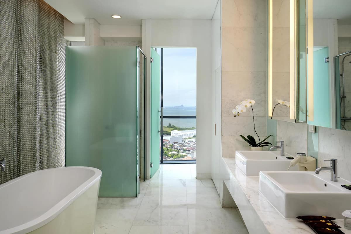 executive suite, 1 king bed | premium bedding, minibar, in-room safe, desk