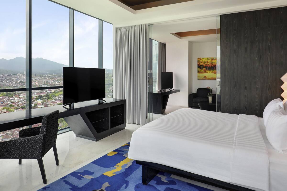 Suíte executiva, 1 cama King | Roupas de cama premium, frigobar, cofres nos quartos, escrivaninha