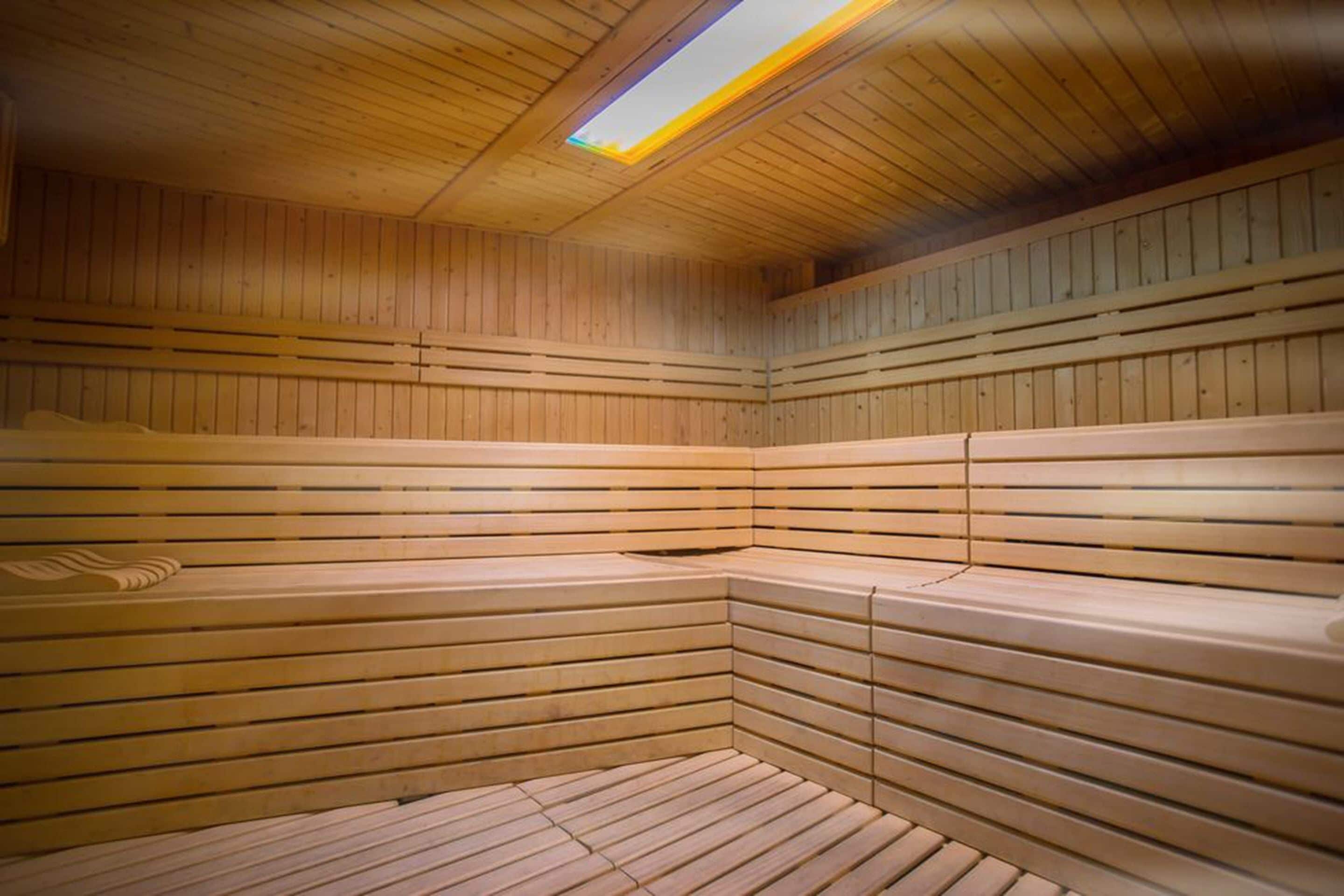 Una sauna con paredes y bancos de madera.