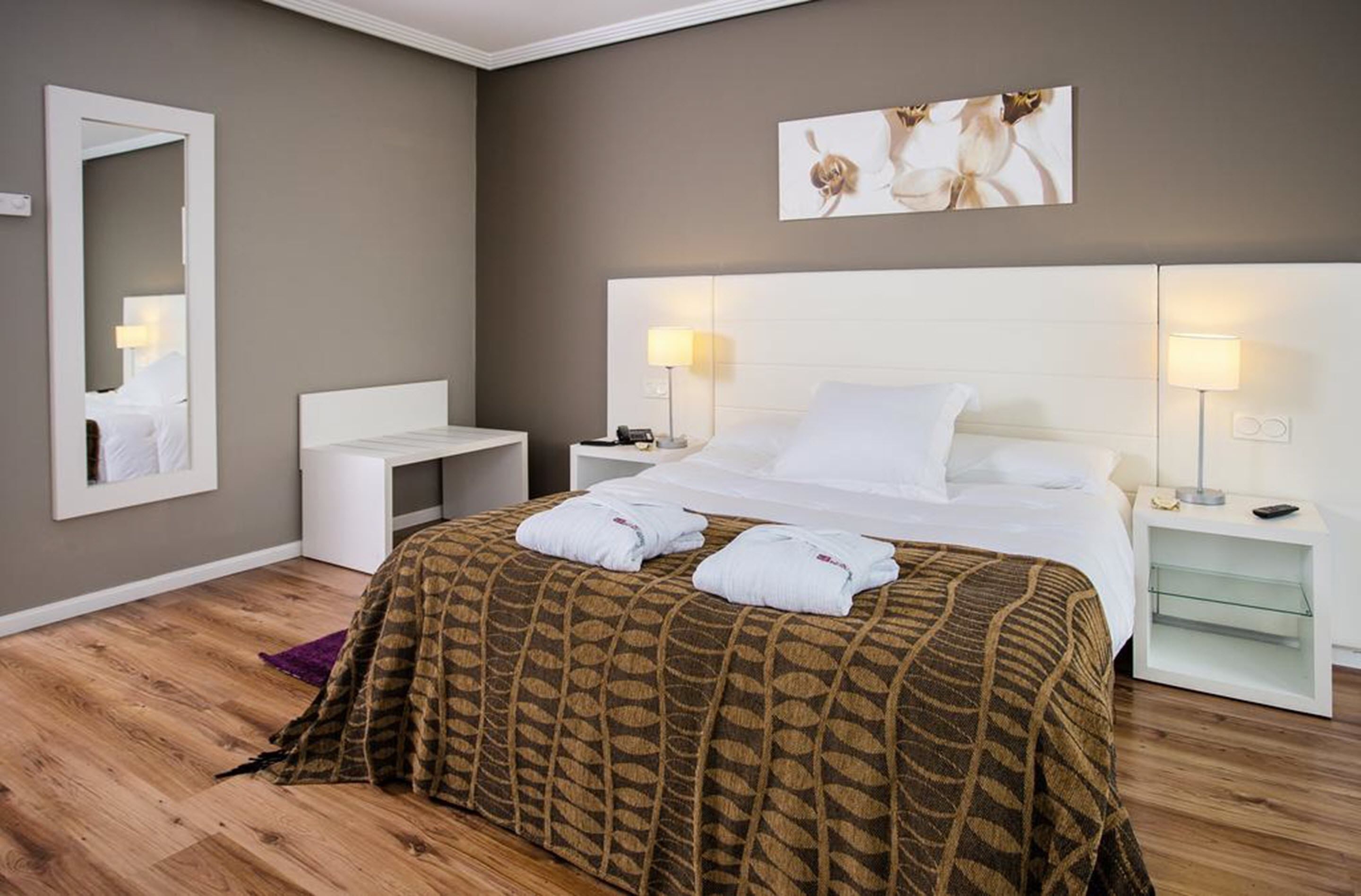 double room | minibar, in-room safe, desk, blackout curtains