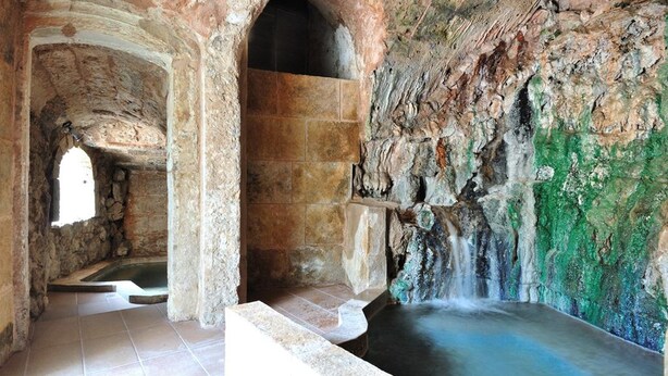 A stone-walled room with a small pool and a stone bench. - Hotel Balneario Alhama de Aragon (Alhama de Aragon)