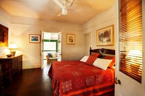 Chambre Deluxe | Coffre-fort, système d’insonorisation, fer et planche à repasser