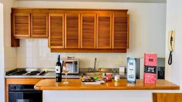 Een koelkast, een magnetron, een oven, een kookplaat