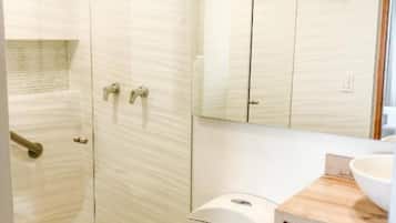Deluxe Apartment, 1 Queen Bed with Sofa bed, Non Smoking, Kitchen | Bathroom