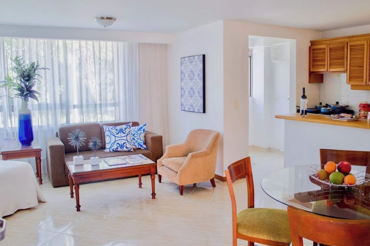 Departamento Deluxe, 1 cama Queen size y sofá cama, para no fumadores, cocina | Área de sala de estar | Televisión LCD de 32 pulgadas con canales vía satélite y televisión