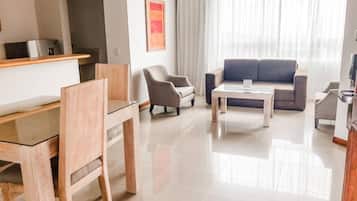 Deluxe-Apartment, 1 Queen-Bett und Schlafsofa, Nichtraucher, Küche | Wohnbereich | 32-Zoll-LCD-Fernseher mit Satellitenempfang, Fernseher