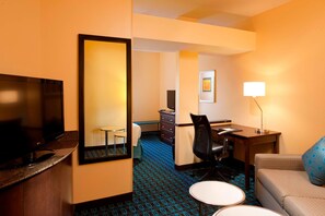 In-room safe, desk, laptop workspace, iron/ironing board - Fairfield Inn & Suites Houston Intercontinental Airport (Houston)