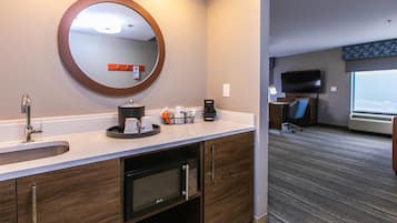 Fridge, coffee/tea maker