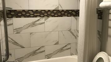 Camera Standard, 2 letti queen | Bagno | Combinazione doccia/vasca, asciugacapelli, asciugamani