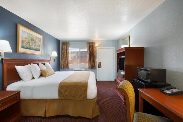 办公桌、遮光窗帘、熨斗/熨板、免费婴儿床