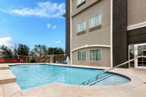 Een buitenzwembad, open van 08.00 uur tot 22.00 uur, en ligstoelen