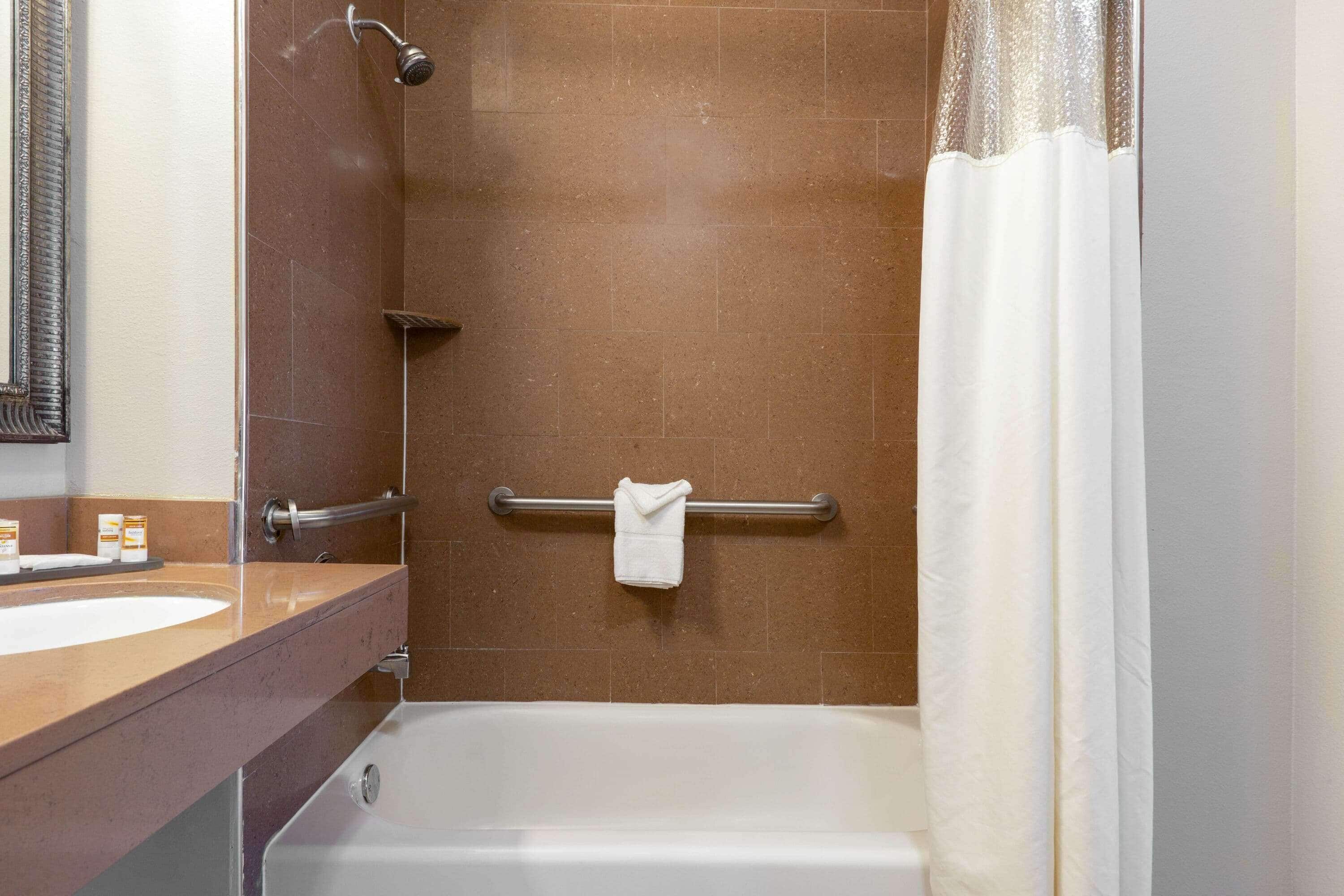 combined shower/bathtub, free toiletries, hair dryer, towels