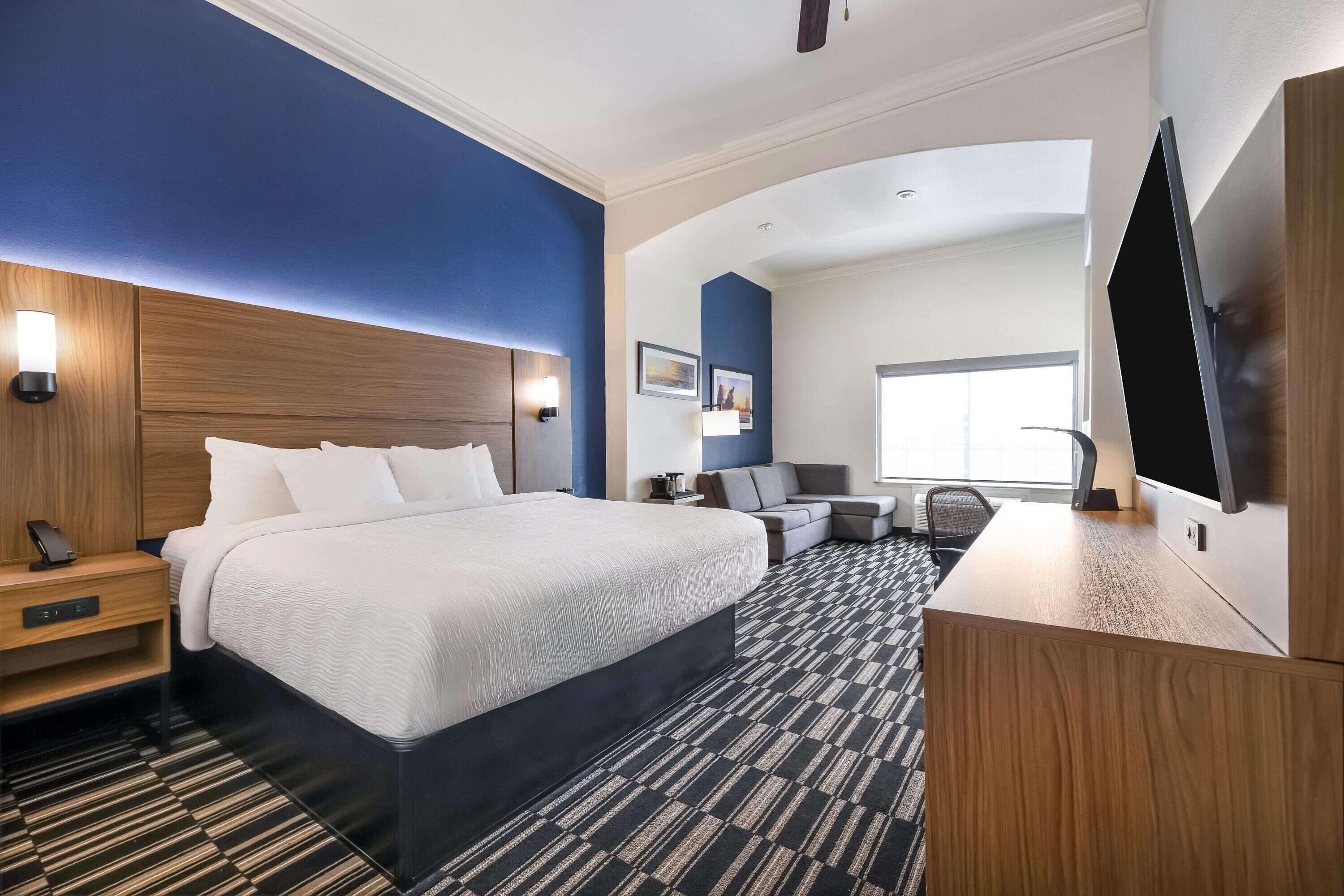 华丽客房, 1 张特大床, 无障碍, 无烟房 (Mobility/Hearing, Bathtub w/Grab Bars) | 高档床上用品、办公桌、笔记本电脑工作区、遮光窗帘