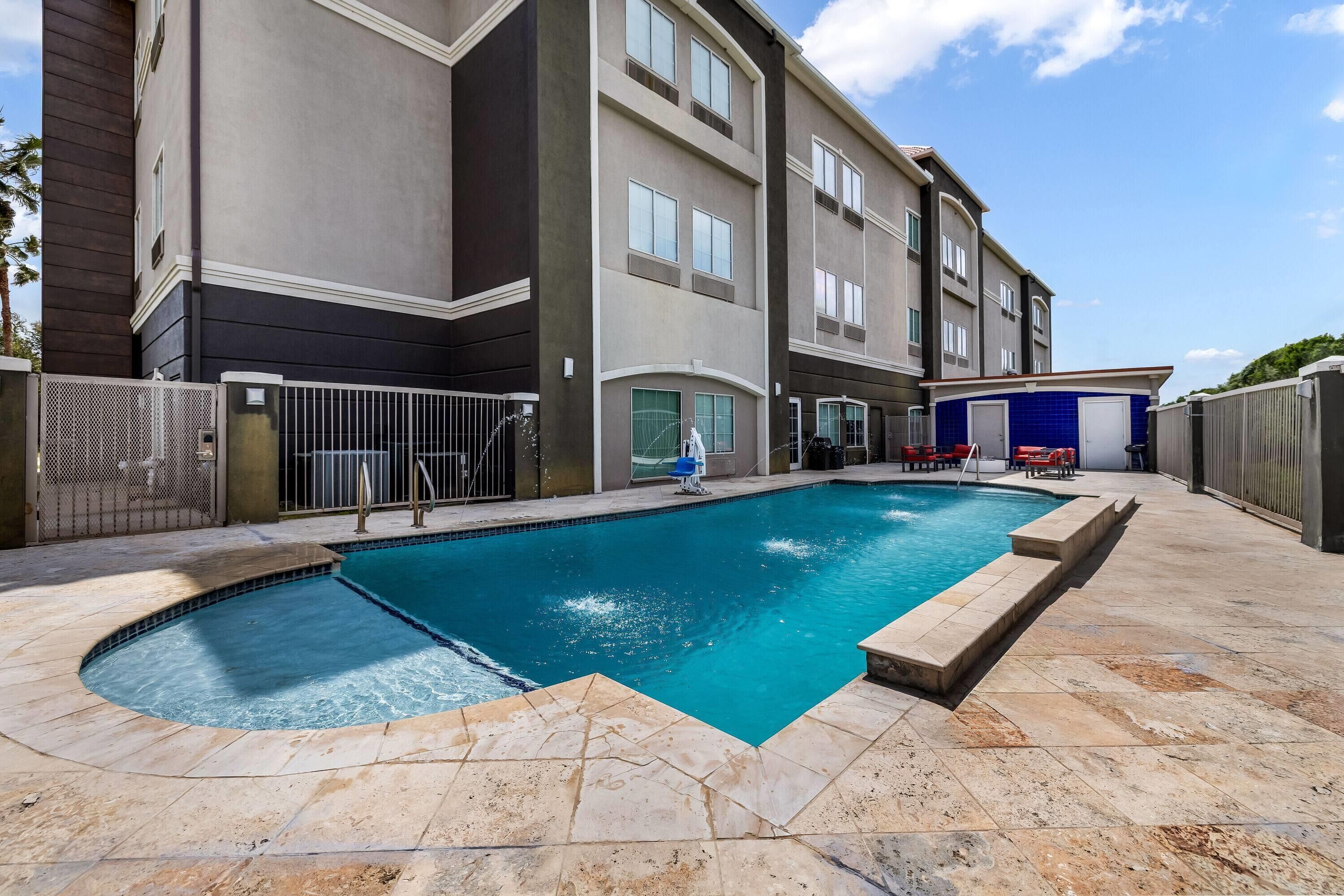 Piscina externa, funciona das 8h às 22h, espreguiçadeiras