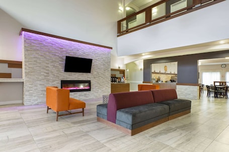 Lobby. La Quinta Inn & Suites by Wyndham Alvin