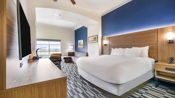 Deluxe Room, 1 King Bed, Non Smoking | Premium bedding, desk, laptop workspace, blackout drapes