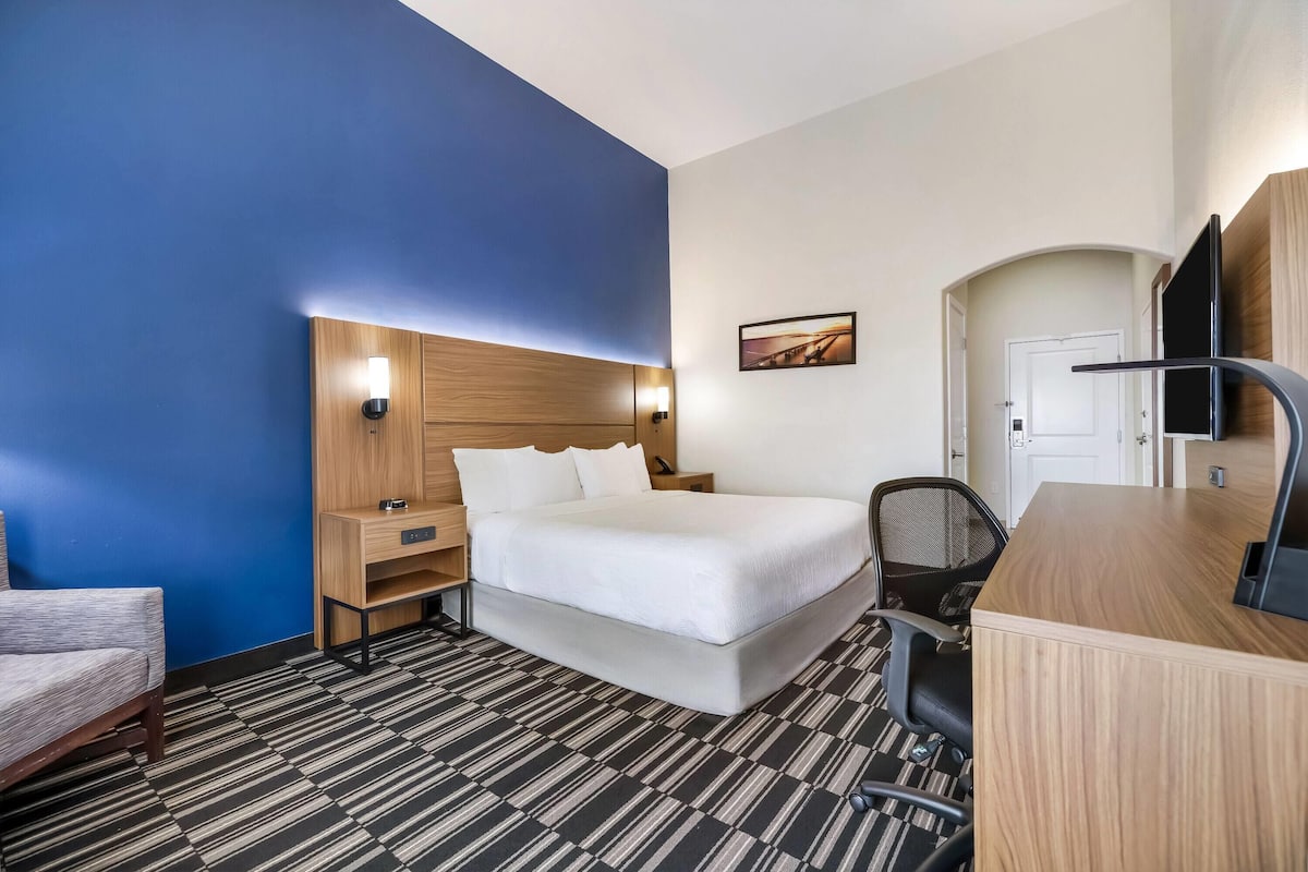 Habitación, 1 cama King size, para no fumadores (Mobility/Hearing, Tub w/Grab Bars) | Ropa de cama de alta calidad y escritorio