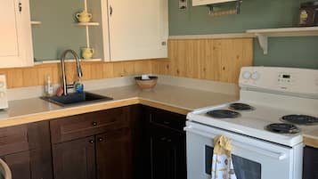 Family Suite, 2 Bedrooms | Private kitchen | Coffee/tea maker