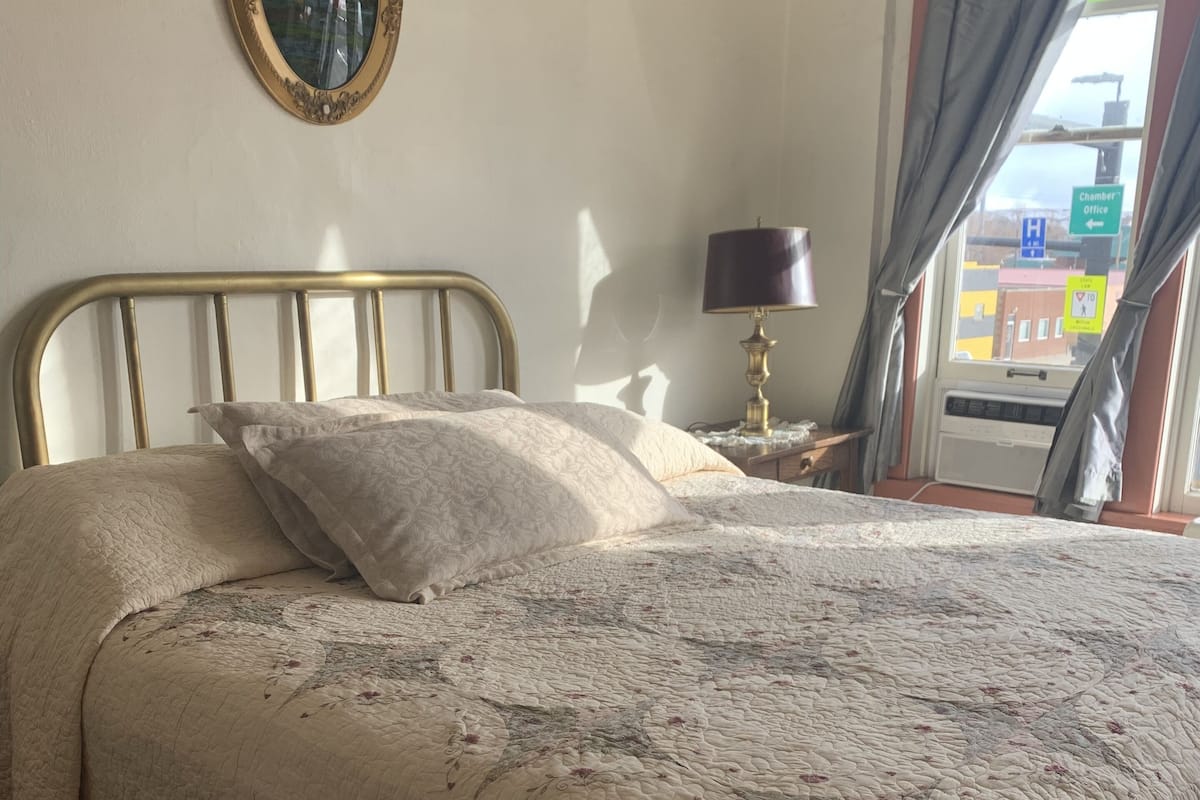 Standard Room, 1 Queen Bed, Shared Bathroom | Premium bedding, desk, iron/ironing board, free WiFi