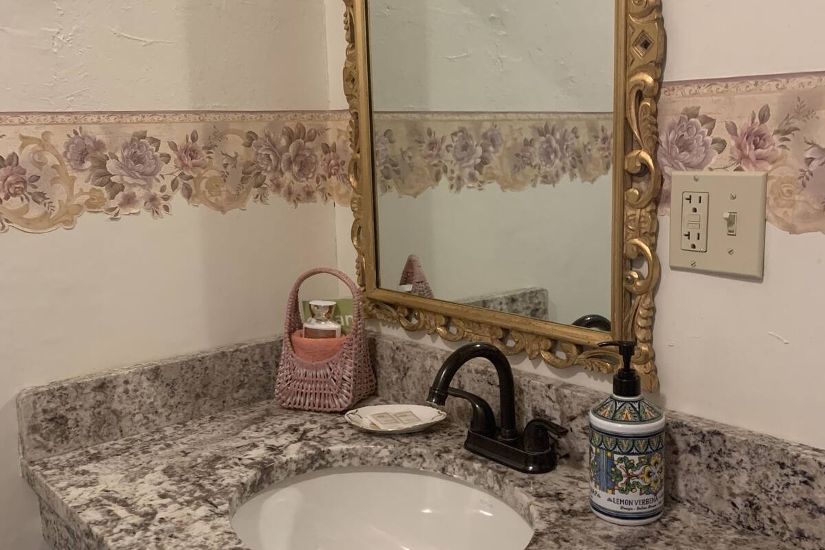 family suite, 2 bedrooms | bathroom | shower, free toiletries, hair dryer, towels