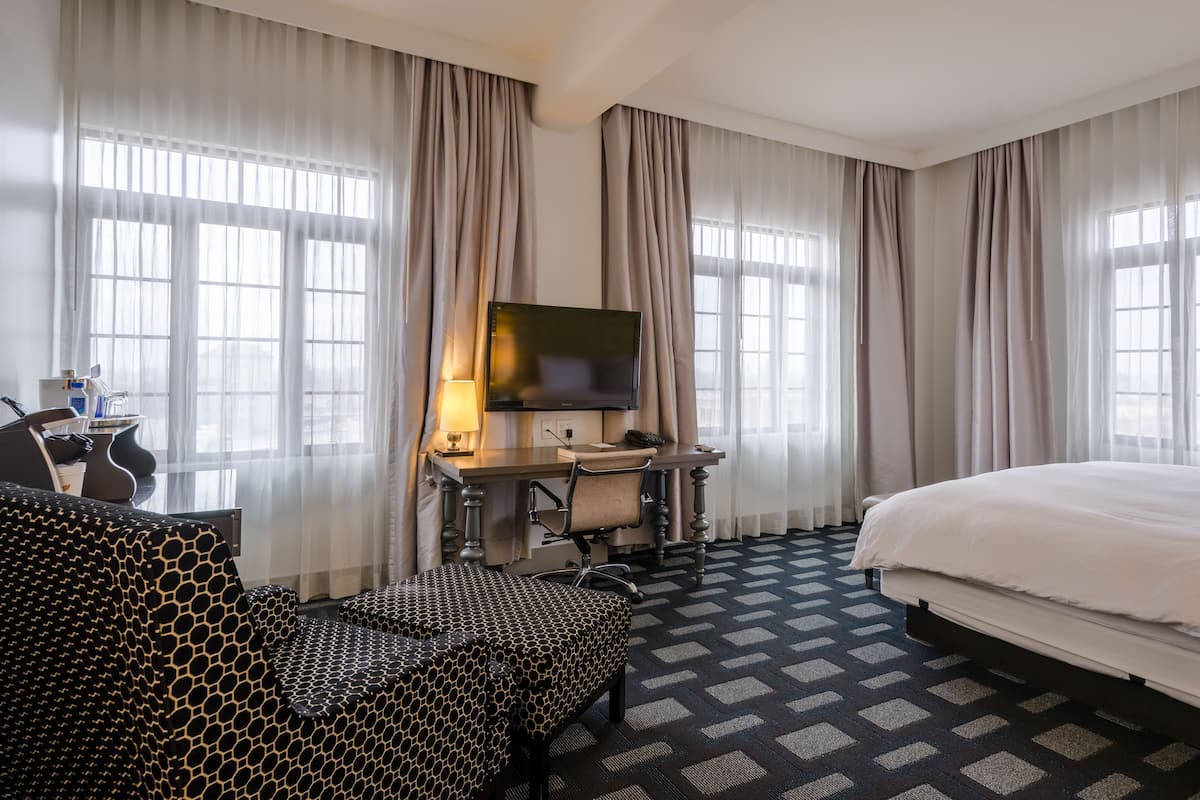 one king bed (maverick room) | living area | 40-inch flat-screen tv with cable channels, tv, ipod dock